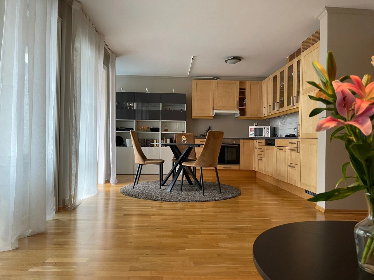 Åpen stue- kjøkkenløsning. Gulv er planlagt skiftet ut til 1-stavs laminat før utleie.